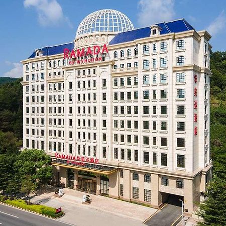 Hotel Ramada Shaoguan Danxia Mtn Esterno foto